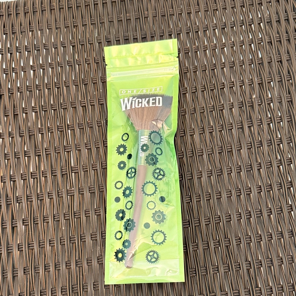 ONE/SIZE Wicked Off The Handle Complexion Brush